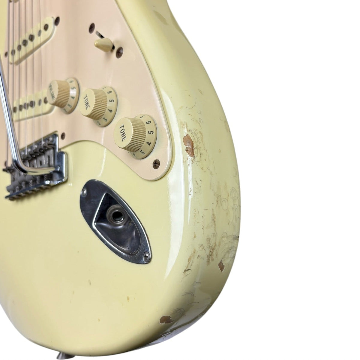 Fender Japan 57-es újrakiadású Stratocaster 2007-2008 - vintage fehér - scalloped fogólappal