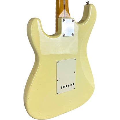 Fender Japan 57-es újrakiadású Stratocaster 2007-2008 - vintage fehér - scalloped fogólappal